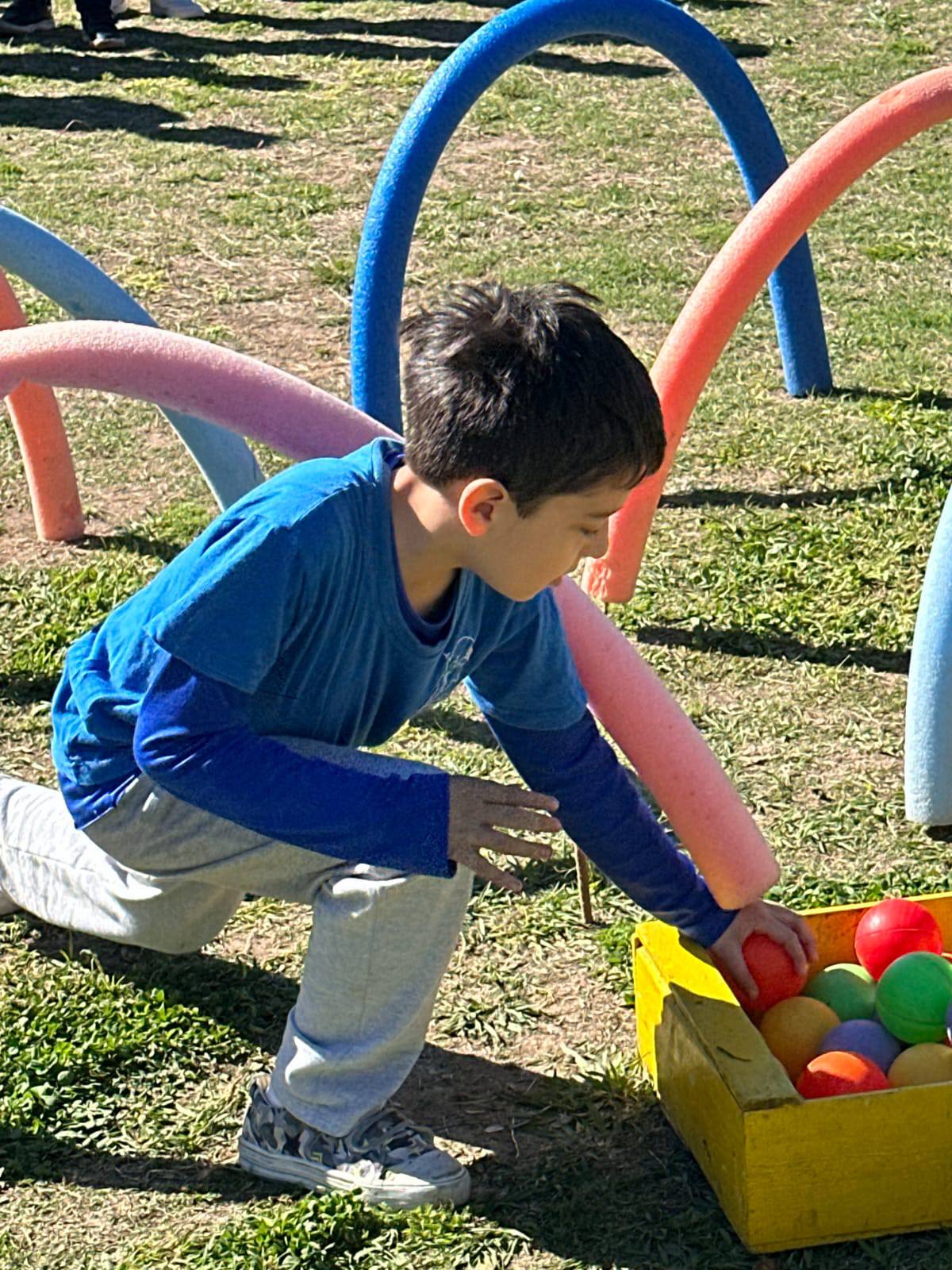 Niños aprendiendo y jugando