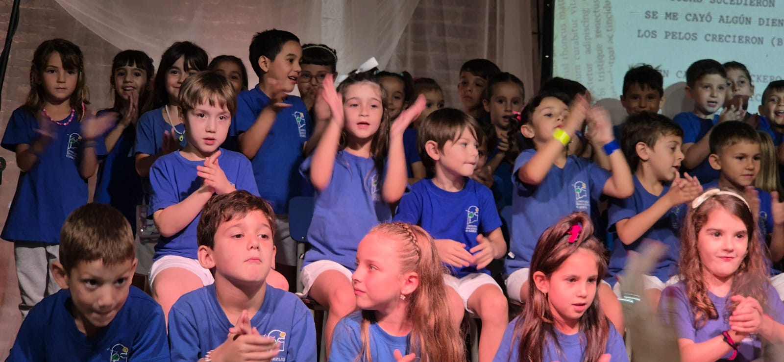 Niños aprendiendo y jugando