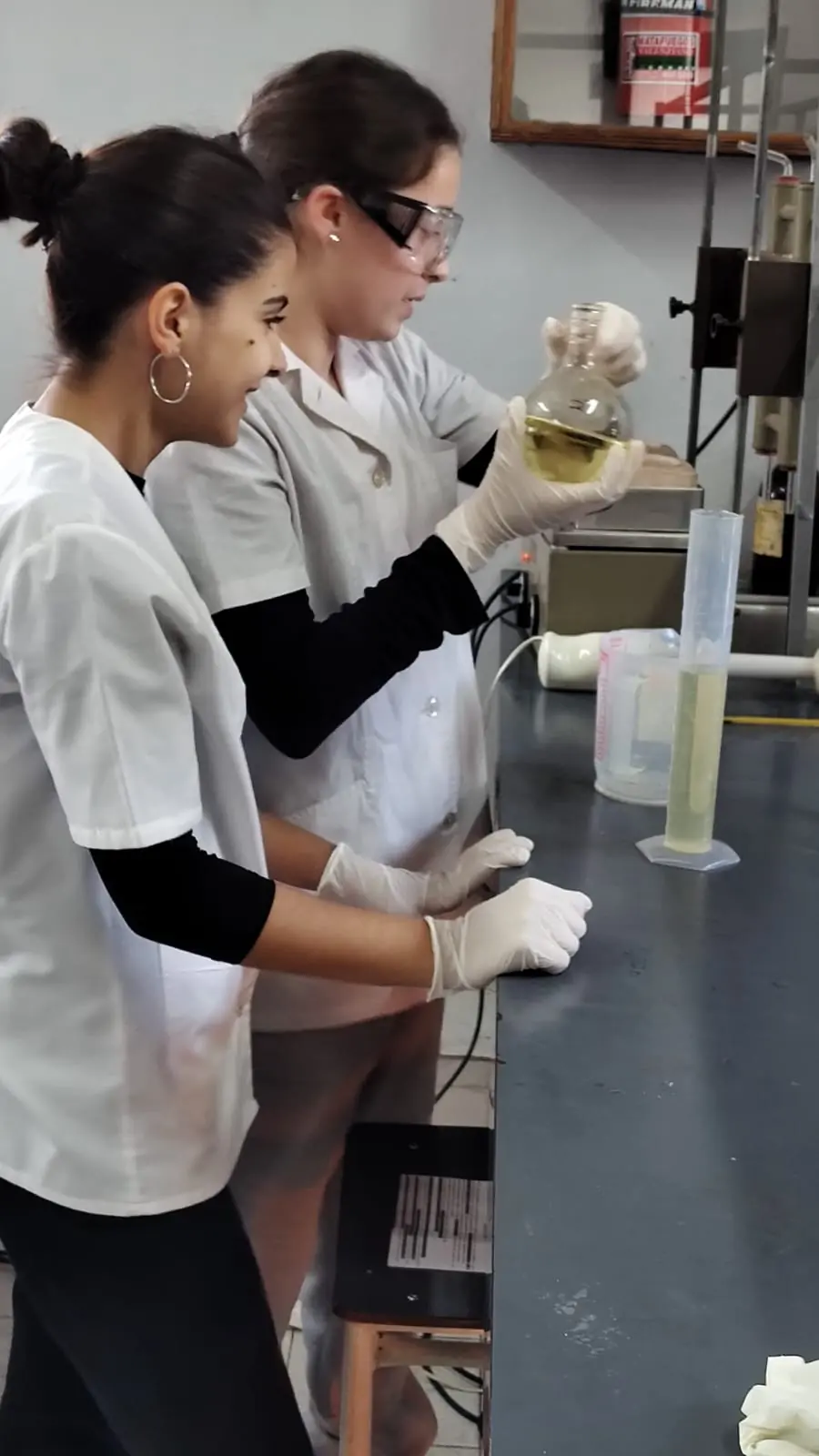 Estudiantes realizando una experiencia de laboratorio