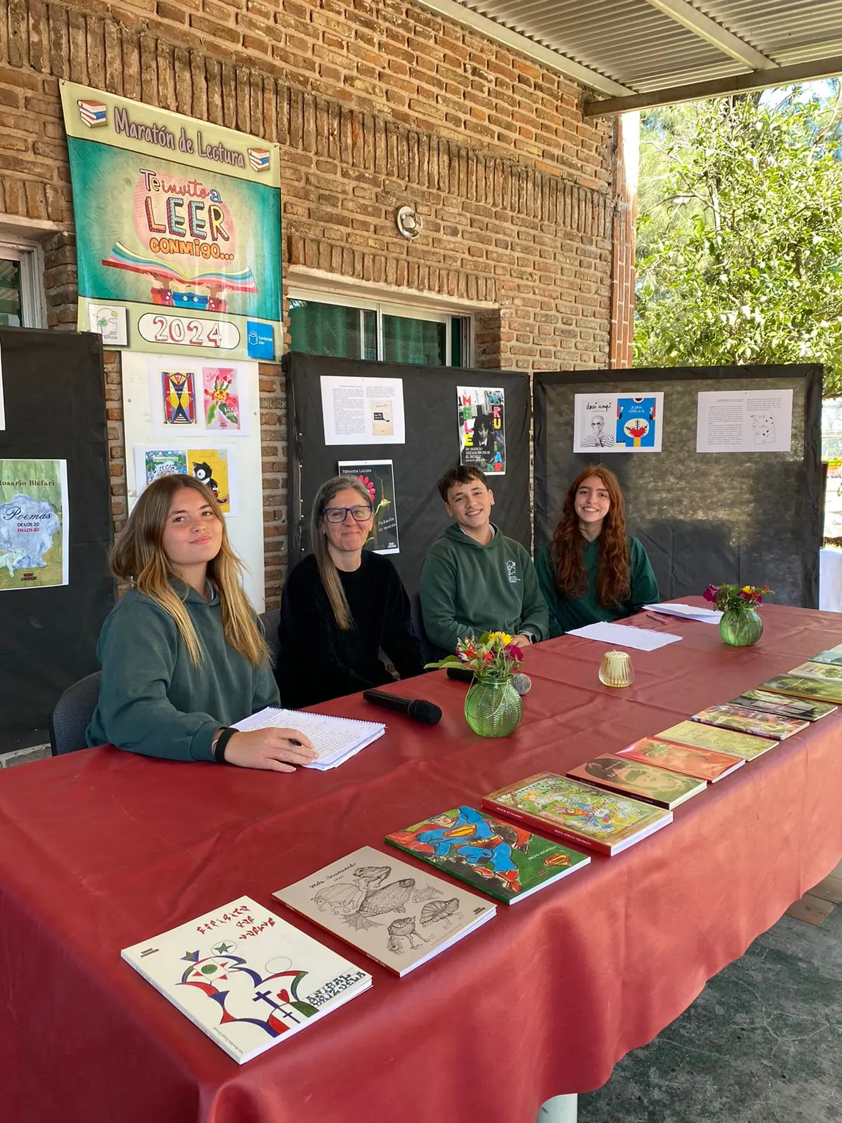 Estudiantes y docente en una muestra escolar
