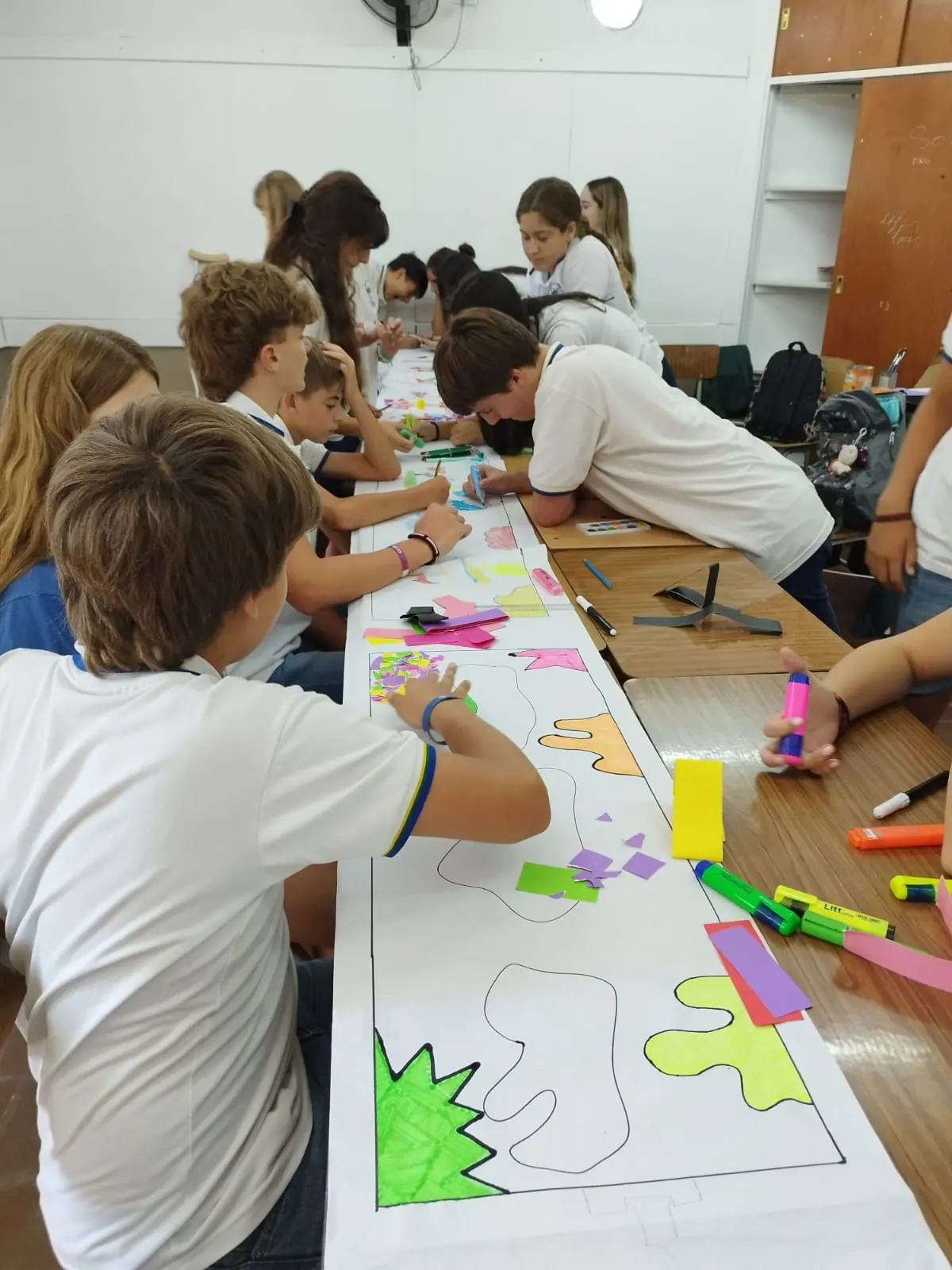 Estudiantes trabajando juntos en un proyecto